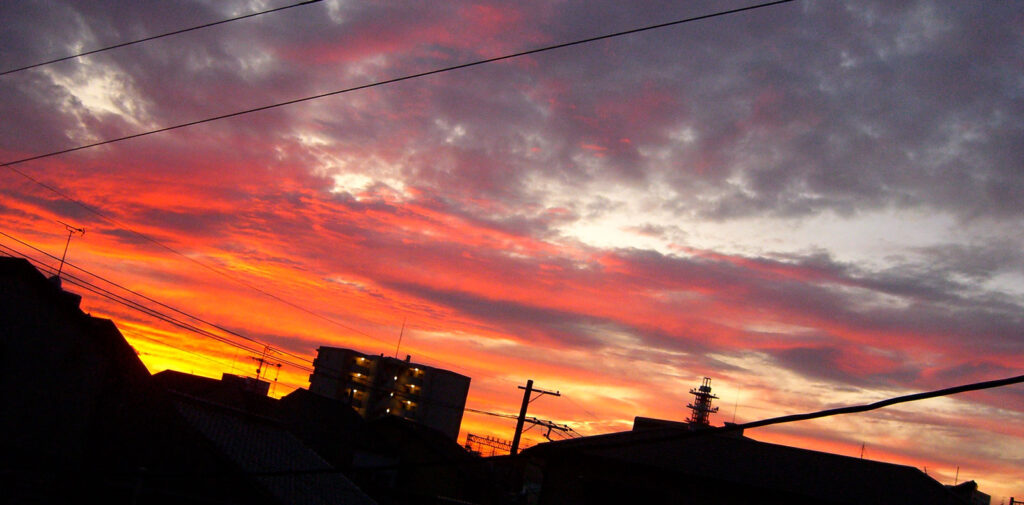 鮮やかな黄色から赤にグラデーションする夕焼け空