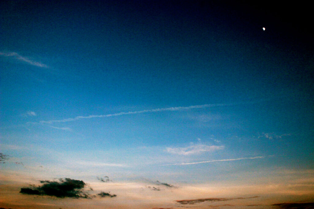 夕焼けに変わる前の濃紺の空