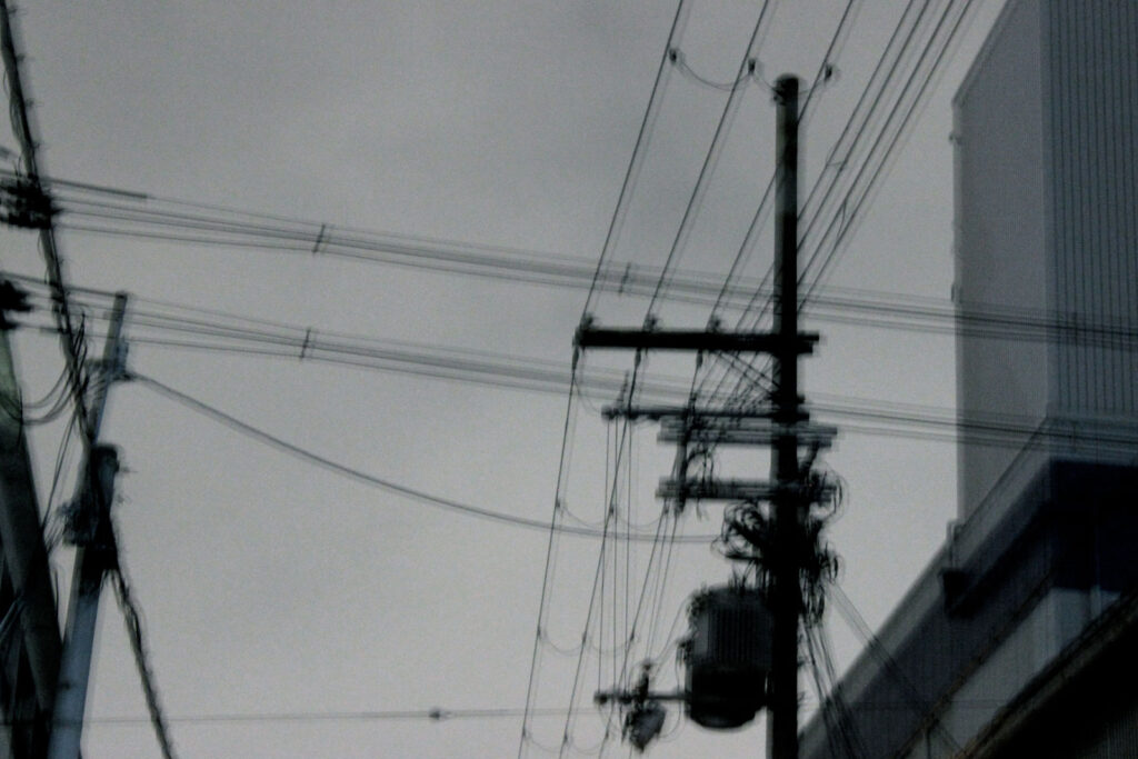 曇り空にブレる電柱